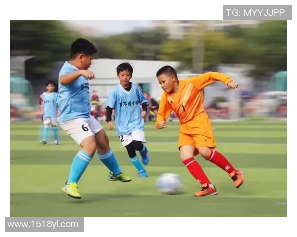 足球是梦追逐的旅程在绿茵场上绽放青春的光芒与希望